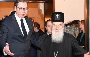 Vučić u scenariju iz 90-tih: Izgubio Kosovo, pa kampanju “premjestio” u Crnu Goru