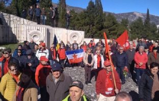 Antifašisti regije na Partizanskom groblju pjevali partizanske pjesme – huligani na njih bacali baklje i kamenice
