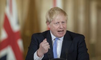 VB – Policija rastjerala prosvjednike protiv mjera ograničenja, premijer Johnson najavljuje visoke novčane kazne za prekršitelje samoizolacije