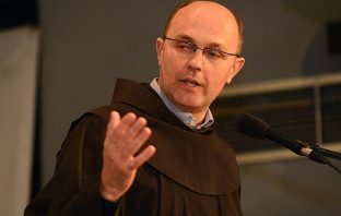 NE IDU GDJE NISU U PRVIM KLUPAMA Fra Mario Knezović: Političari zlorabe crkvena slavlja, nije im ni do Boga ni do Mise – neki svećenici za ‘crkavicu’ ih istaknu i pozdrave