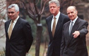 “Skoro 3.000 vojnika Armije povuklo se iz Srebrenice bez borbe” – Clinton je bio spreman na secesiju Srba, Albright i Chirac ne