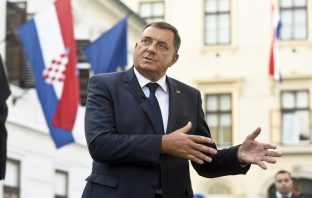 OD HRVATSKE TRAŽI ZAŠTITU REPUBLIKE SRPSKE Dodik se potužio u Zagrebu da Bošnjaci majoriziraju Hrvate, Srbe i RS i kaže da “nikakve ratne odštete neće biti”; Pa, zar nije baja?