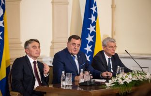 Džaferović smatra da “Hrvati imaju više nego što im priprada” i kaže da će Schmidt morati pojasniti izjavu o Komšiću, iako je sve više nego jasno, ali je i konačno priznao: “Komšić nije hrvatski član Predsjedništva”