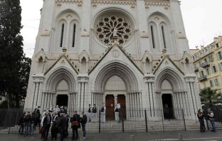 U Francuskoj val islamističkog terorizma: Ubijeno troje ljudi, ženi koja se molila u crkvi odrubljena glava. Macron kaže da je “Francuska pod napadom”