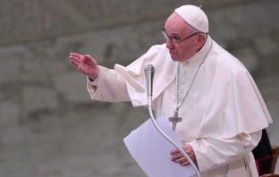 Papa Franjo se cijepio protiv covida-19 prvog dana cijepljenja u Vatikanu