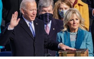 Joe Biden i Kamala Harris prisegnuli pred sucima Vrhovnog suda: “Demokracija je pobijedila; Želim ponovno ujediniti Ameriku”