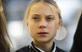 Najpoznatija aktivistica za klimu dobila svoju poštansku marku, u žutoj kabanici na litici dio je ekološke kampanje