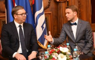 Stanivuković imao “bubicu” na sakou na sastanku s Vučićem i kaže da “nije namjerno”. Dodik i Cvijanović jedva dočekali i misle da jest