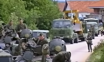 Godišnjica zaustavljanja JNA tenkova na Pologu – Prvi i posljednji put Hrvati su skandirali Aliji Izetbegoviću koji im je tada kazao: “Vi ste moj narod, ja sam vaš” – Danas je sve drukčije