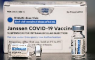 CDC izdao preporuku za Amerikance: ‘Ne cijepite se Johnson & Johnsonom jer izaziva zgrušavanje krvi