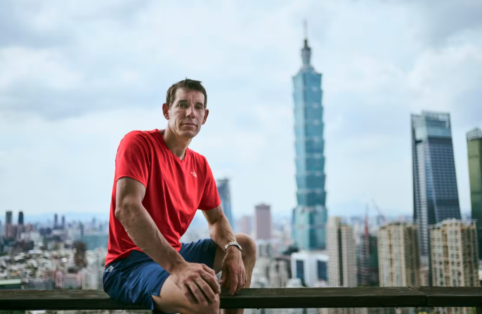 Američki penjač Alex Honnold popeo se na vrh nebodera Taipei 101 bez ikakve opreme