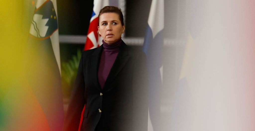 Žena koja stoji između Donalda Trumpa i Grenlanda