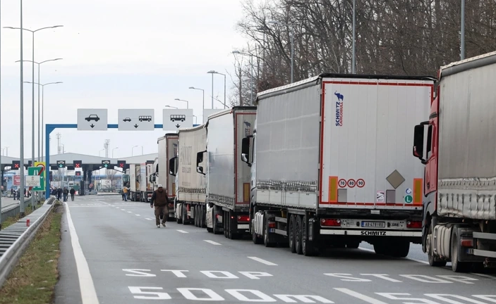 Vozači kamiona iz Sj. Makedonije i Crne Gore obutavili blokade – Iz BiH i Srbije nastavljaju – Iako EK najavljuje olakšice u boravišnim uvjetima, kažu da to ne rješava probleme