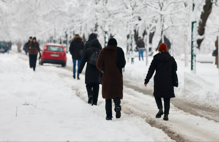 U Sarajevo palo oko 40 cm snijega, kasni se s čišćenjem, pješaci se kreću po prometnicama