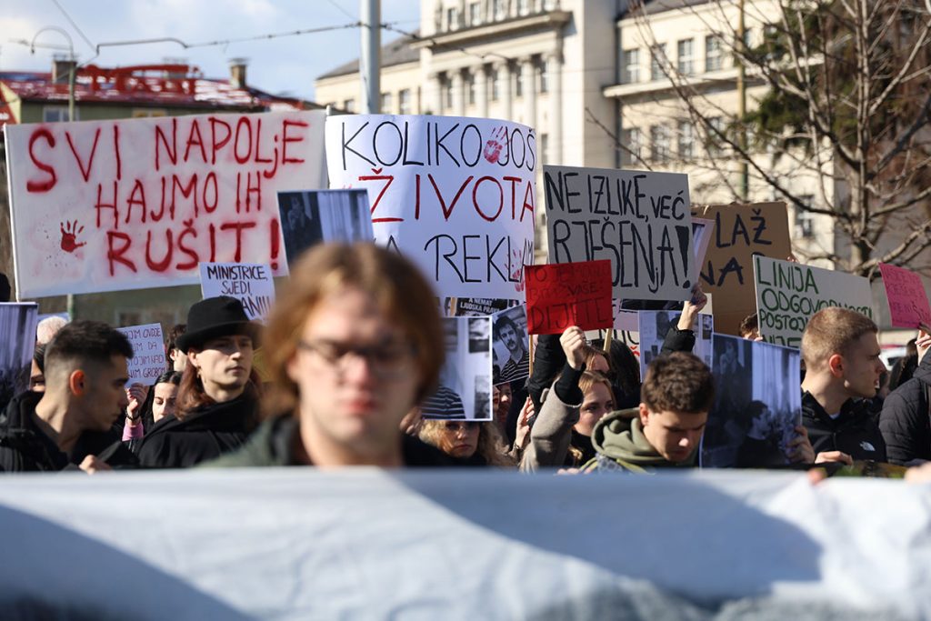 Prosvjedi u tri bh. grada: Mladi traže odgovornost i sigurnost nakon tragedije u Sarajevu. Na čelu kolone očevi koji su izgubili djecu