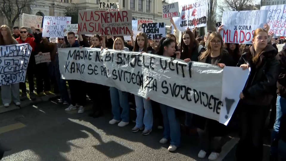 Prosvjedi u Sarajevu zbog tramvajske nesreće u kojoj je poginuo mladić i teško ozljeđena djevojka