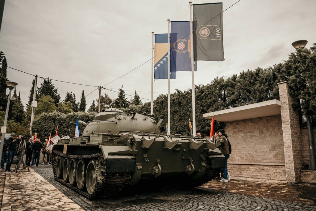 Goloruki hrvatski narod protiv tenkova i kada je Alija Izetbegović bio ‘naš predsjednik’ – 35 godina od povijesnog zaustavljanja JNA u hercegovačkom mjestu Polog foto: jabuka.tv