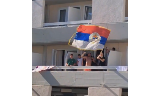 Srbin iz BiH na 6 mjeseci protjeran iz Hrvatske i EU – s balkona hotela mahao zastavom Republike Srpske