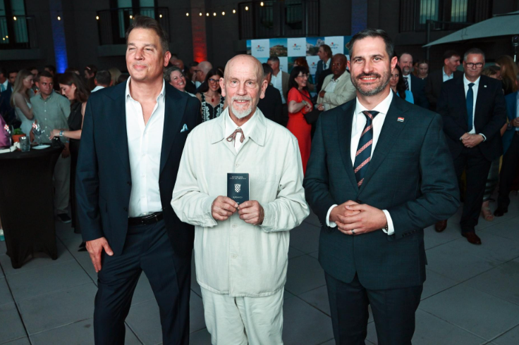 Holivudski iskorak u promociji turizma – John Malkovich preuzeo hrvatsku putovnicu i postao zaštitno lice novog promotivnog spektakla