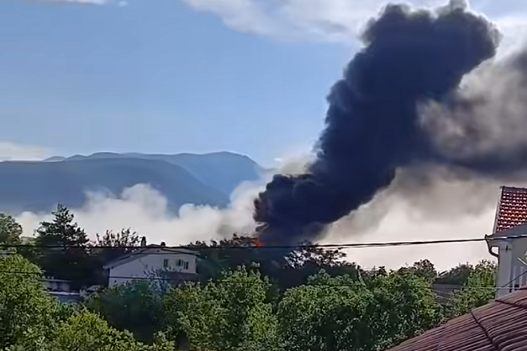 POSLJEDICE NELEGALNE GRADNJE I NERJEŠAVANJA PROBLEMA – Ponovno gori na deponiji Uborak – influencer Hujdur se snima i ruga vatrogascima – naređena evakuacija žitelja – gradonačelnik Kordić: Požar je podmetnut