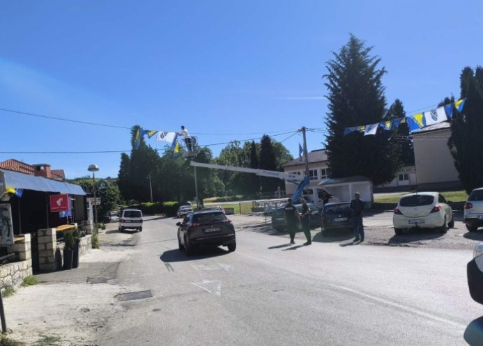 U Čapljini uklonjene nelegalno postavljene zastave s elektro vodova – ministar Dizdar kaže da je to ‘antidržavna orijentacija’ i najavio odmazdu