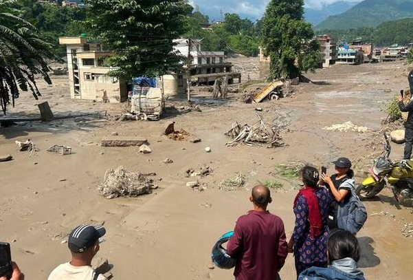 U poplavama u Nepalu poginulo skoro 100 ljudi, traga se za skoro 400 nestalih