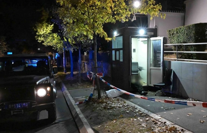 SLUČAJNOST ILI NE – U Beogradu teroristički napad na izraelsko veleposlanstvo – policajac u samoobrani ubio maloljetnog napadača – Dačić izvodi policiju i proglašava ‘crvenu’ sigurnosnu prijetnju