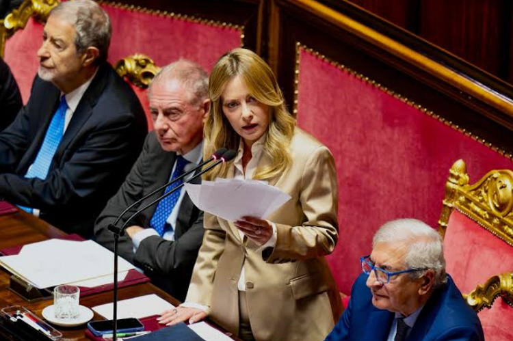 Meloni dobila opći pljesak u Senatu: “Kad bismo prestali pomagati Ukrajini, to bi bila predaja, a ne mir, i vratili bismo se sovjetskom imperijalizmu. Ne nedostaju mi te godine, ne nedostaje mi Berlinski zid…”