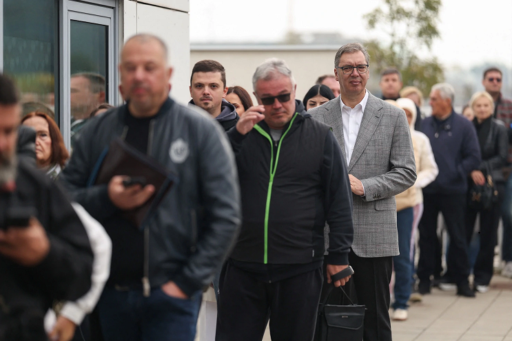 Srbija je izabrala u rekordnom odzivu birača, Vučić sa suprugom čekao u redu za glasanje